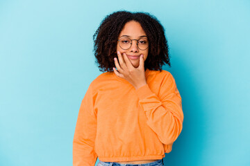 Young african american mixed race woman isolated doubting between two options.