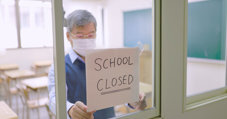 school closed sign on windows