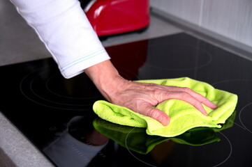 Cropped photo of hand cleaning stove