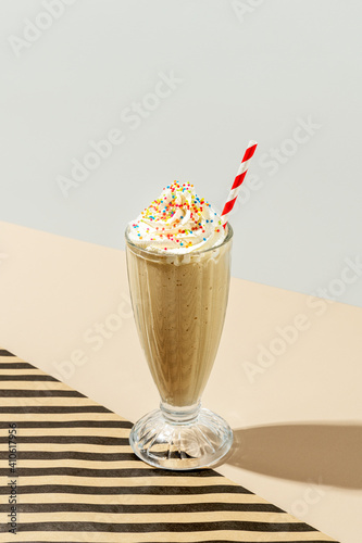 Vanilla milkshake with whipped cream © rawpixel.com