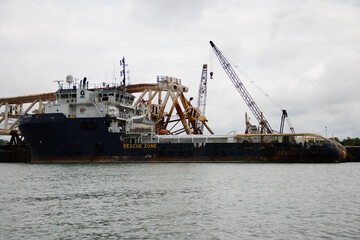  Barcos petroleros en la orilla del río