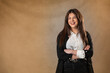 © cocopicfotografia - Mujer de negocios posando con mirada sexy mientras espera reunion de teletrabajo en camisa blanca y chaqueta negra