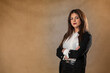 © cocopicfotografia - Mujer de negocios posando con mirada sexy mientras espera reunion de teletrabajo en camisa blanca y chaqueta negra