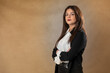 © cocopicfotografia - Mujer de negocios posando con mirada sexy mientras espera reunion de teletrabajo en camisa blanca y chaqueta negra