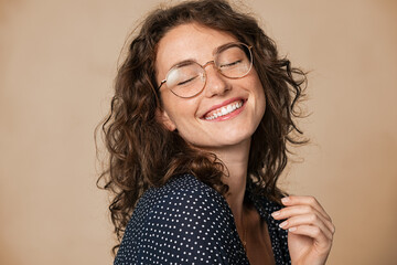 Fototapete - Joyful natural young woman smiling