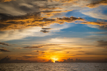 Wall Mural - beautiful sunset at the beach in Thailand