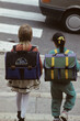 canvas print picture - Zwei kleine Mädchen mit Schulranzen unterwegs