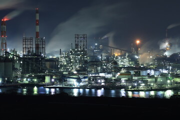 日本の岡山県倉敷市の水島コンビナートの美しい工場夜景