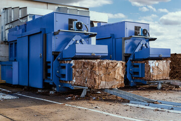 blue paper squeezer container and garabage press machine recycle cardboard to reusable material bales