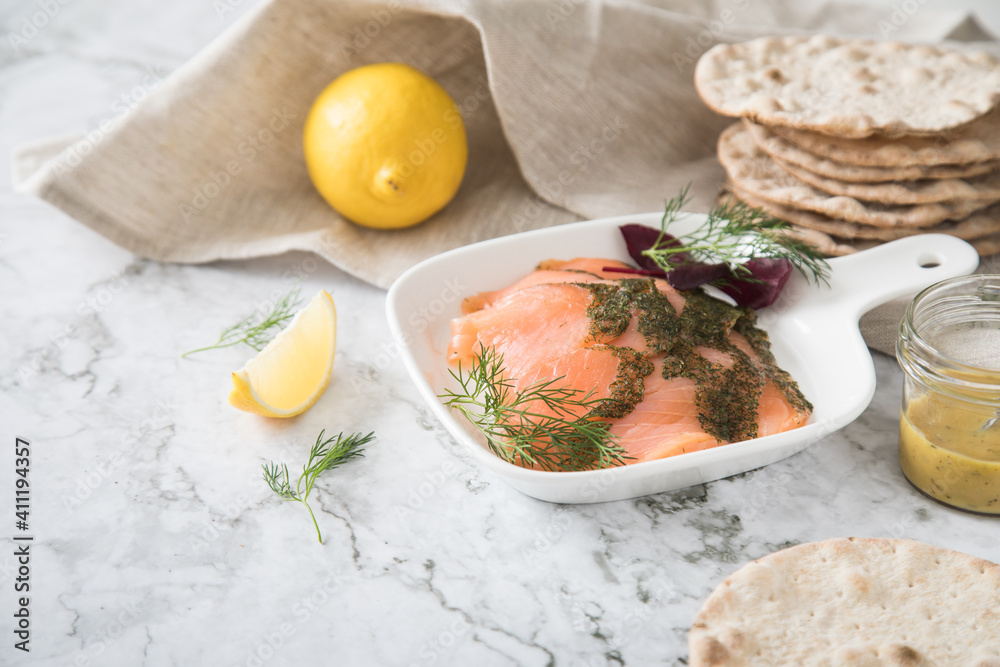 Gravlax Graved Lachs, ein roh gebeizter Fisch mit Dill auf Platte mit ...