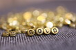 Napis gold, złoto z okrągłych literek dla biznesu i finansów. 