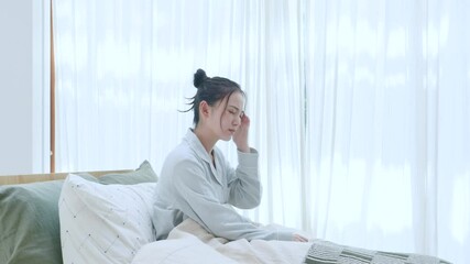 Poster - 起床する女性　睡眠不足