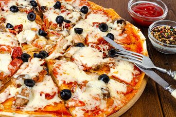 Wall Mural - Homemade pizza with pepperoni, mushrooms, mozzarella and olives. Studio Photo