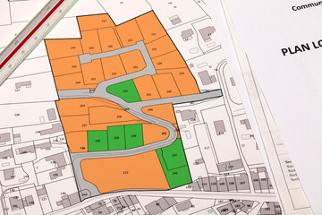 Urbanisme - Aménagement du territoire - projet de lotissement sur fond de plan cadastral