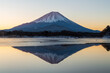 冬の精進湖から朝焼け富士山