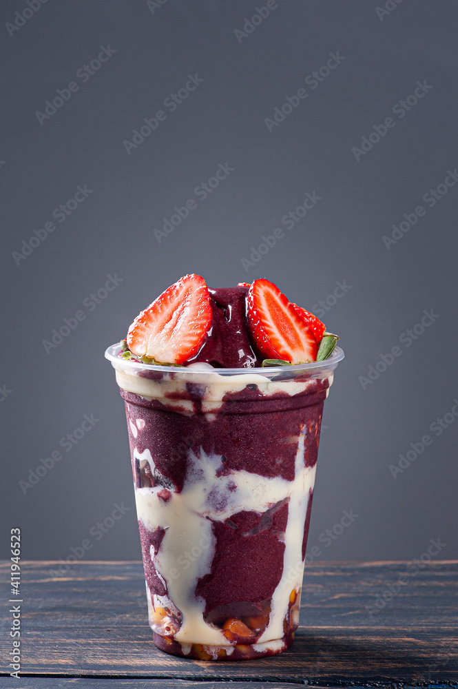 Foto Brazilian frozen açaí in a plastic cup with condensed milk