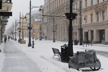 Fototapete - Zima 2021 intensywne opady śniegu, Łódź 08.II.2021 ulica piotrkowska