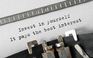 Aufkleber - Text Invest in yourself, it pays the best interest typed on retro typewriter