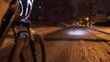Fahrradfahrer im Schnee bei Nacht in Potsdam bei Berlin