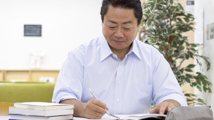 Poster - 図書館で勉強する中高年男性