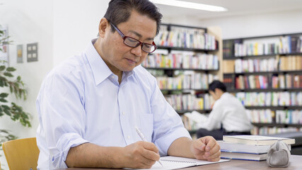 Poster - 図書館で勉強する中高年男性