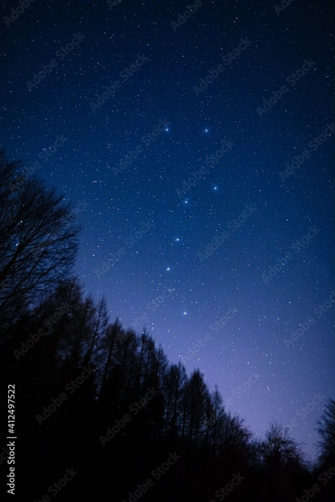 Milky Way stars and starry skies photographed with long exposure from a remote suburb dark location. - obrazy, fototapety, plakaty 