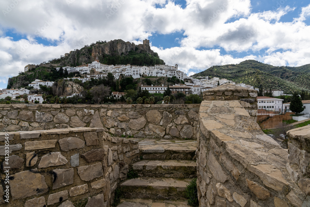 Foto de Stock view of the whitwashed Andalusian village of Zahara de la ...