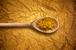 Currypulver auf einem Holzlöffel
