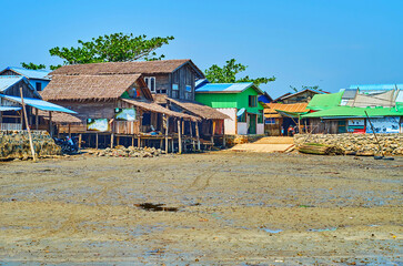 Canvas Print - Low tide Kangy river's bank, Chaung Tha, Myanmar