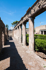 Row of historic antique columns, with remains of the roof structure. Historische, antike Säulen