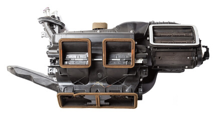 Корпус отопителя печки из черного пластика с системой кондиционирования для ремонта и замены на автомобиле в мастерской на белом изолированном фоне. Каталог запасный частей автомобилей.