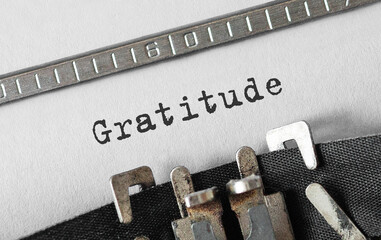 Aufkleber - Text Gratitude typed on retro typewriter