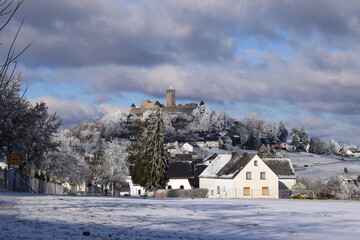 Wall Mural - Nürburg im Schnee bei leichten Wolken