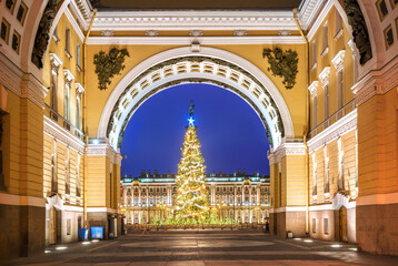 Wall Mural - The Triumphal Arch at Palace Square in St. Petersburg and the New Year tree