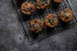 Top View Blaubeer-Muffins auf einem Rost vor Beton Optik Untergrund Detailansicht