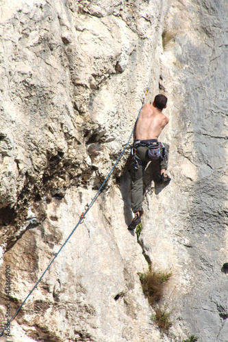 Climbing (Calanques de Marseille)	 © Brad Pict