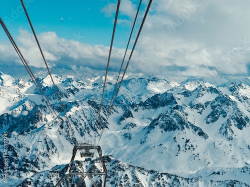 Dekoracja na wymiar  widok-na-gory-z-kolejki-linowej-w-poblizu-osrodka-narciarskiego-la-mongie-francuskie-pireneje-francja