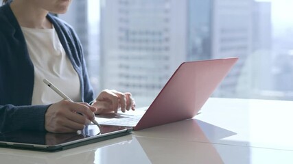 Poster - ノートパソコンとペンタブレットを使う女性　スローモーション