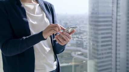 Poster - スマホを使う女性　スローモーション