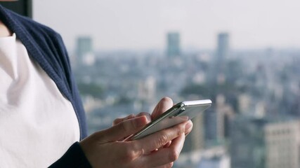 Poster - スマホを使う女性　都市風景　スライダー撮影　スローモーション
