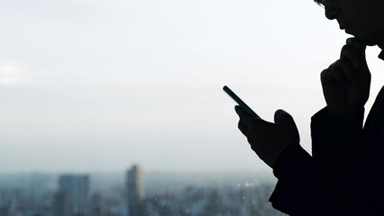 Poster - スマホを見て考える男性　シルエット　スローモーション