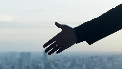 Poster - 都市を背景に握手する人々　シルエット　スローモーション