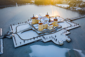 Wall Mural - Moritzburg Schloss Moritzburg Sachsen Deutschland Europa Winter Eis Kalt Schnee Teich Sonne Wolken Sonnenaufgang Sonnenuntergang Märchenschloss Aschenputtel Cinderella Prinzessin Märchen