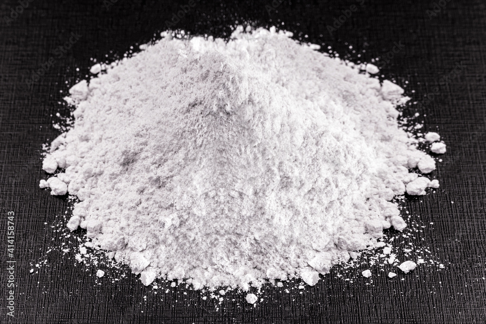 silicon dioxide, also known as silica, is silicon oxide. Anti-caking agent, antifoam, viscosity controller, desiccant, beverage clarifier and medicine or vitamin excipient - obrazy, fototapety, plakaty 