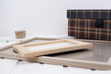 Fototapeta  - Pudełko tekturowe w kratę i ramki jasne drewniane
