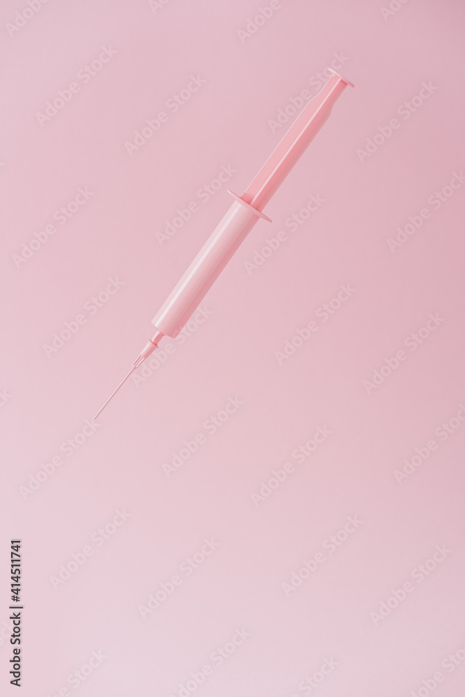 Jeringuilla rosa flotando en fondo rosa de estudio vacuna - obrazy, fototapety, plakaty 