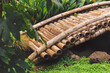 Puente de bambú en jardín japonés