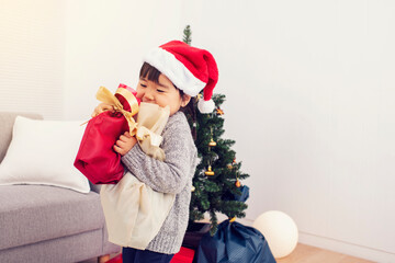 Canvas Print - クリスマスプレゼントを開封する女の子