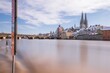 Hochwasser des Flusses Donau im Winter 2021 in Regensburg mit Blick auf den Dom die Altstadt und überschwemmte Promenade und der  steinerne Brücke, Deutschland