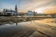 Sonnenuntergang während Hochwasser des Flusses Donau im Winter 2021 in Regensburg mit Blick auf den Dom die Altstadt und überschwemmte Promenade und der steinerne Brücke, Deutschland